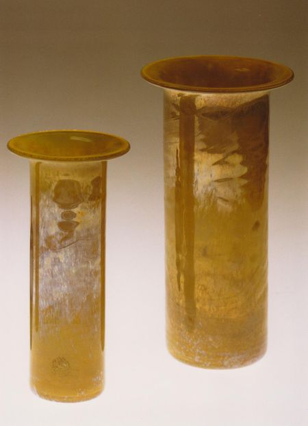 Deux vases cylindriques dans les tons jaunes